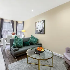 Family Friendly, Zone 2, 2 Beds, Overground Apartment London